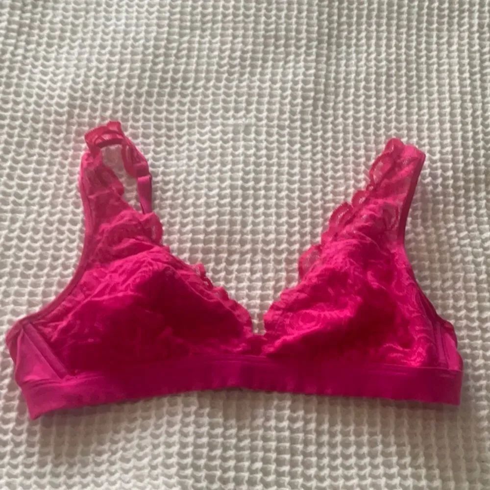 VS PINK Sz M Lace Bralette in Vibrant Pink
